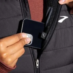 BROOKS Women's Shield Hybrid Vest 2.0 - Black 9 BROOKS Women's Shield Hybrid Vest 2.0 - Black -Patagonia Shop 221556 001 D2 Shield Hybrid Vest 2