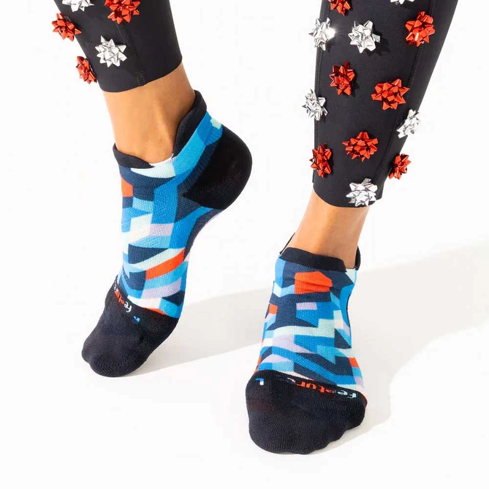 Feetures Unisex Elite Light Cushion No Show Tab Socks - Geo Print Blue 3 Feetures Unisex Elite Light Cushion No Show Tab Socks - Geo Print Blue - Image 3