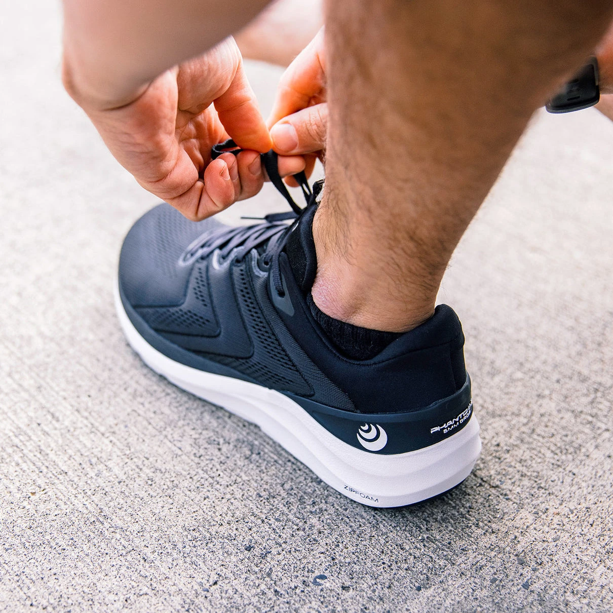 Topo Athletic Men's Phantom 2 Running Shoe - Black/White - Regular (D) 8 Topo Athletic Men's Phantom 2 Running Shoe - Black/White - Regular (D) - Image 8