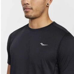 Saucony Men's Stopwatch Short Sleeve - Black 6 Saucony Men's Stopwatch Short Sleeve - Black -Patagonia Shop SAM800278 BK 3